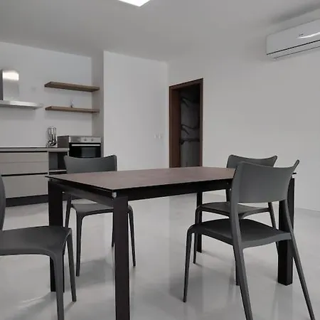 Modern Maisonette In Qawra شقة *